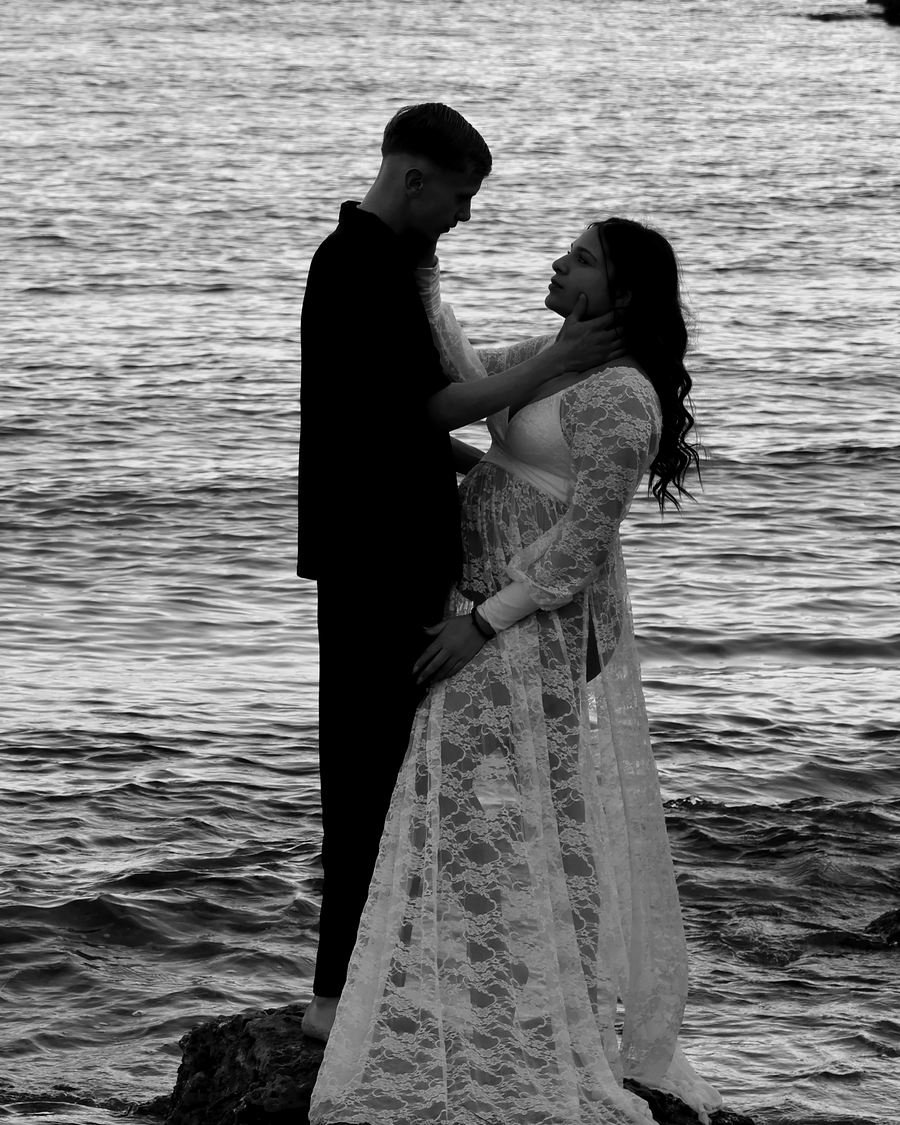 Couple de mariés enlacé au bord de la mer au crépuscule, photographie Attis Memories en noir et blanc